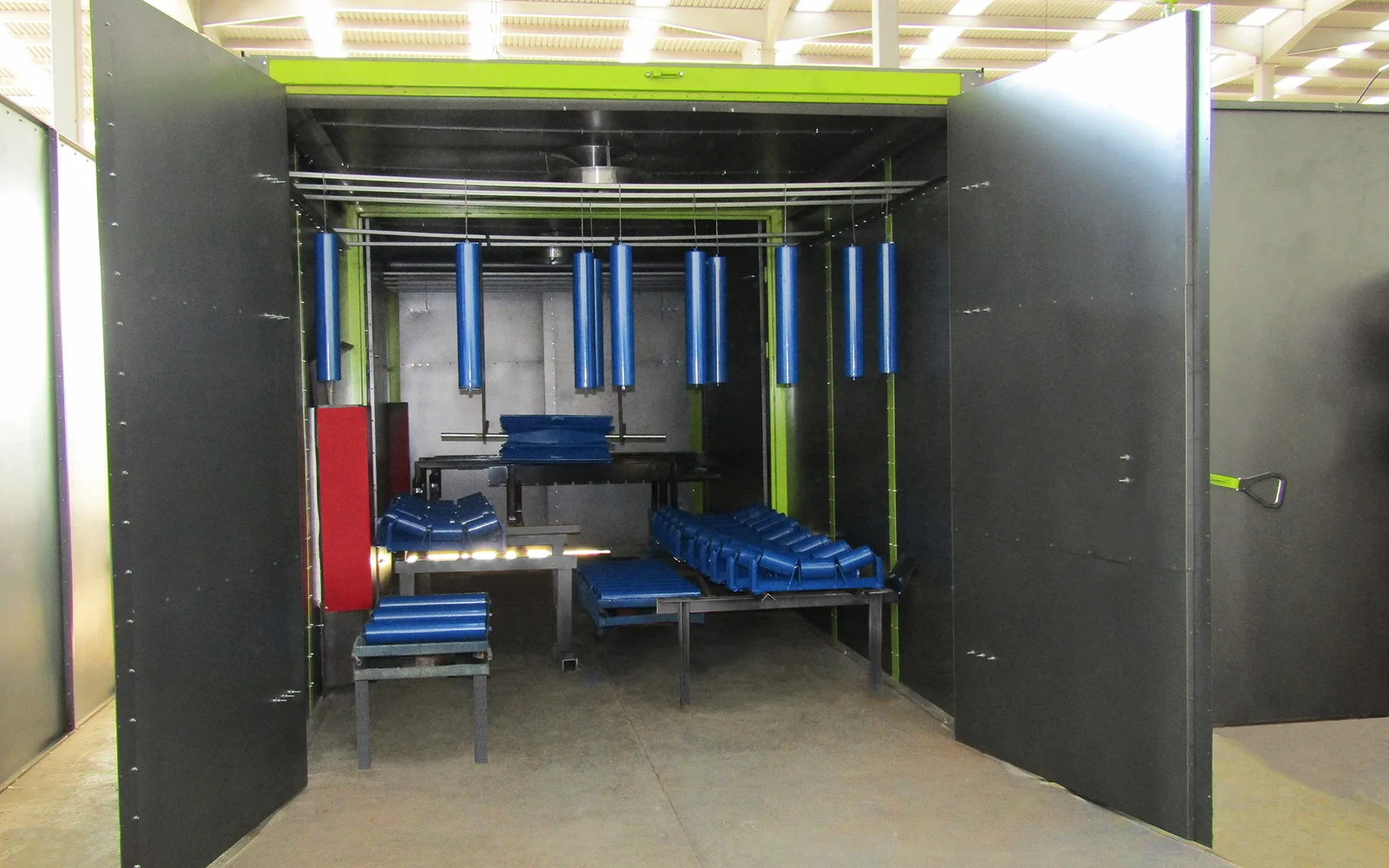 Rollers with electrostatic paint