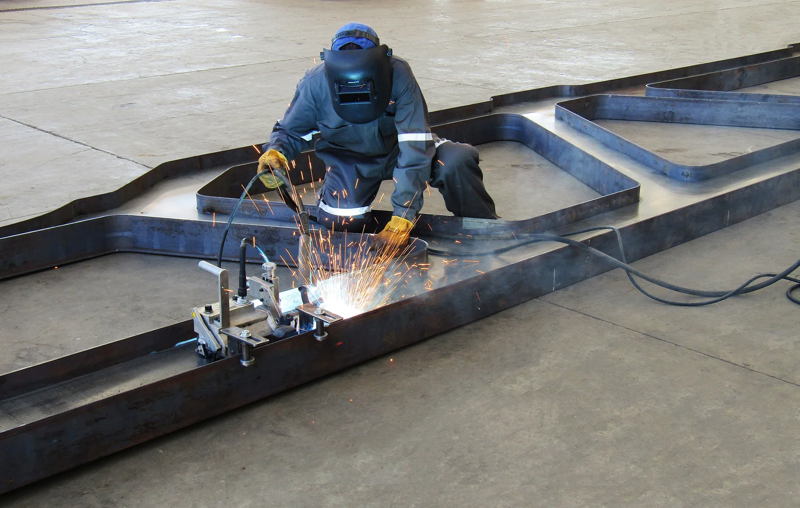 Welding application with robotic trolley